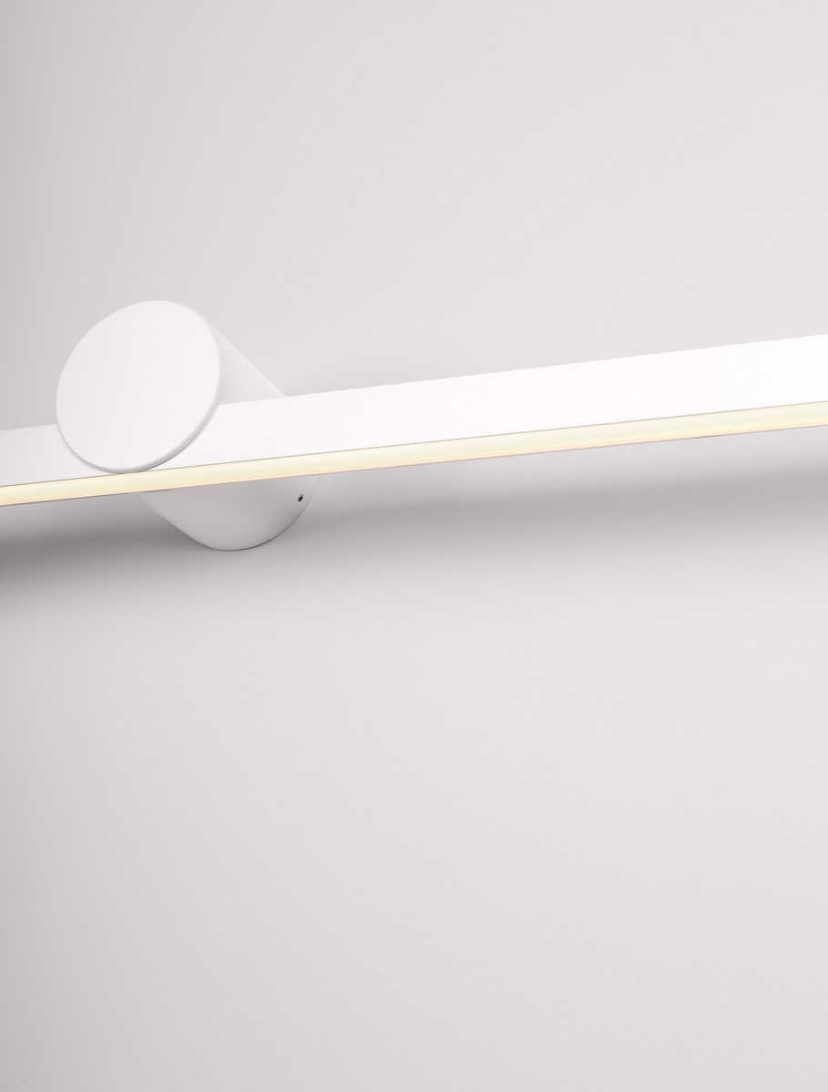 Kinkiet Rafael 1xLED 17W w kolorze białym, zamontowany na ścianie. Prosta, cylindryczna podstawa z okrągłym uchwytem oraz smukła, pozioma osłona LED. Oświetlenie emitujące ciepłe światło, idealne do nowoczesnych wnętrz.