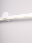 Kinkiet Rafael 1xLED 17W w kolorze białym, zamontowany na ścianie. Prosta, cylindryczna podstawa z okrągłym uchwytem oraz smukła, pozioma osłona LED. Oświetlenie emitujące ciepłe światło, idealne do nowoczesnych wnętrz.