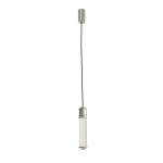 Lampa wisząca LED Omi I Cromo 10W, kolor chrom, z białym kloszem w kształcie cylindrycznym. Zawieszona na czarnym przewodzie, z chromowanym mocowaniem sufitowym. Ciepła barwa światła 3000K.