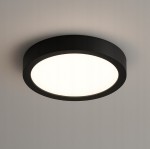 Panel LED natynkowy o okrągłym kształcie, czarny, z białym źródłem światła o mocy 18W i temperaturze barwowej 4000K. Zainstalowany na suficie, o prostym, nowoczesnym designie.