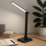 Czarna lampka biurkowa Marina LED 9W/4500K, z regulowanym ramieniem, na prostokątnej podstawie. W tle widoczne książki oraz notatnik z długopisem, obok roślina doniczkowa. Ujęcie z boku, na drewnianym biurku.