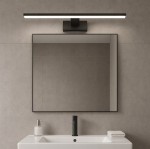 Besta kinkiet łazienkowy LED w kolorze czarnym, o wymiarach L60 cm i mocy 15W, zamontowany nad prostokątnym lustrem w nowoczesnej łazience. Światło LED o prostej formie, dobrze widoczne na tle jasnych płytek.