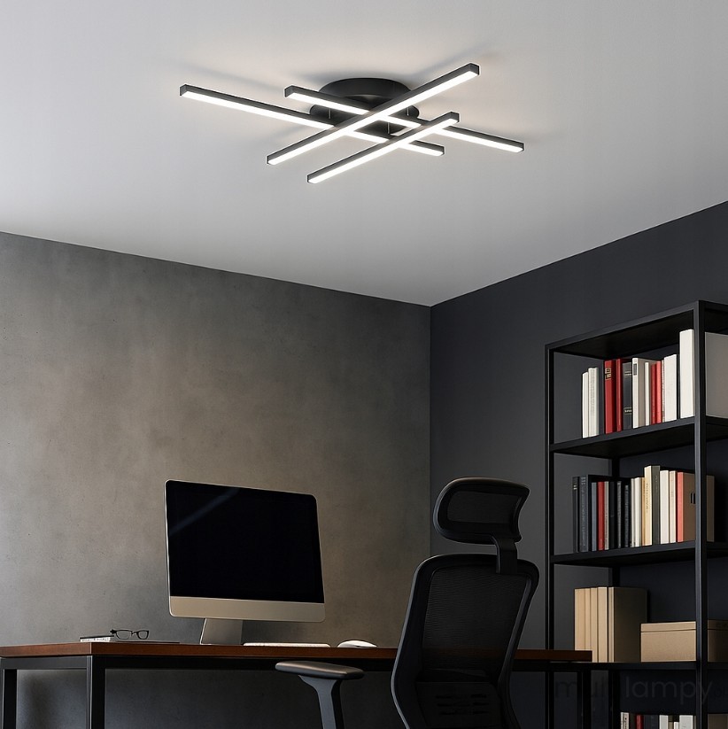 Czarna lampa sufitowa Grando LED 34W w układzie 4-punktowym. Metalowa konstrukcja z prostokątnymi, podłużnymi elementami świetlnymi. Montowana na suficie, w nowoczesnym biurze z biurkiem i regałem w tle.