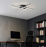 Czarna lampa sufitowa Grando LED 34W w układzie 4-punktowym. Metalowa konstrukcja z prostokątnymi, podłużnymi elementami świetlnymi. Montowana na suficie, w nowoczesnym biurze z biurkiem i regałem w tle.