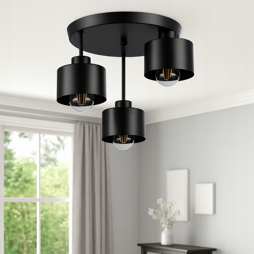 Lampa sufitowa Elza w kolorze czarnym z trzema kloszami na żarówki E27. Klosze mają okrągły kształt i są zawieszone na cienkich linkach. Produkt zamontowany na okrągłej podstawie, w tle jasna ściana z oknem i zasłonami.