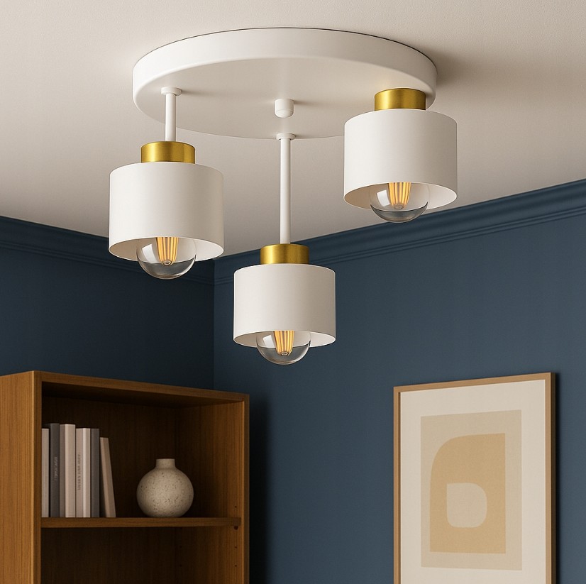 Lampa sufitowa Elza z trzema kloszami w kolorze białym z złotymi detalami. Klosze zwisają na białych linkach z okrągłej podstawy. Lampa zamontowana na suficie, w tle ciemnoniebieska ściana i drewniana półka z książkami.