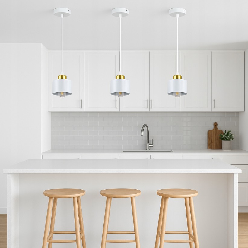 Lampa wisząca Elza 1xE27 w kolorze białym i złotym, z okrągłym kloszem, zawieszona na białym przewodzie. Widoczna w nowoczesnej kuchni, nad białym blatem, obok trzech drewnianych stołków barowych.