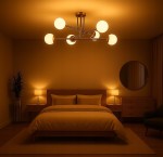 Lampa sufitowa Bali w złotym kolorze, z sześcioma oprawami na żarówki E27. Ujęcie frontalne, zawieszona na suficie w ciepłym, przytulnym wnętrzu sypialni. Widoczne elementy drewniane oraz miękkie tkaniny w odcieniach żółci i brązu.