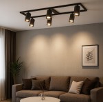 Lampa sufitowa Bumo w kolorze czarnym z sześcioma oprawami GU10. Ujęcie z góry, pokazujące zamontowaną lampę nad szaro-beżową sofą, z dekoracjami na ścianie i rośliną w tle. Klasyczny, prostokątny kształt lampy z cylindrycznymi kloszami.