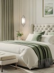 Lampa wisząca Zundo Satin Nikiel D20 w kolorze srebrnym z kloszem z mlecznego szkła, zawieszona nad łóżkiem w sypialni. Oświetlenie podkreśla elegancki wystrój wnętrza z miękkimi poduszkami i narzutą w zielonym odcieniu.