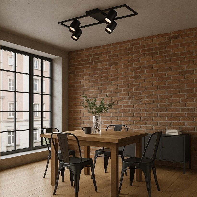 Czarna lampa sufitowa Bumo z czterema reflektorami GU10, wisząca w nowoczesnym wnętrzu. Zainstalowana na suficie nad drewnianym stołem, otoczona krzesłami w stylu industrialnym. Tło z cegły dodaje charakteru aranżacji.