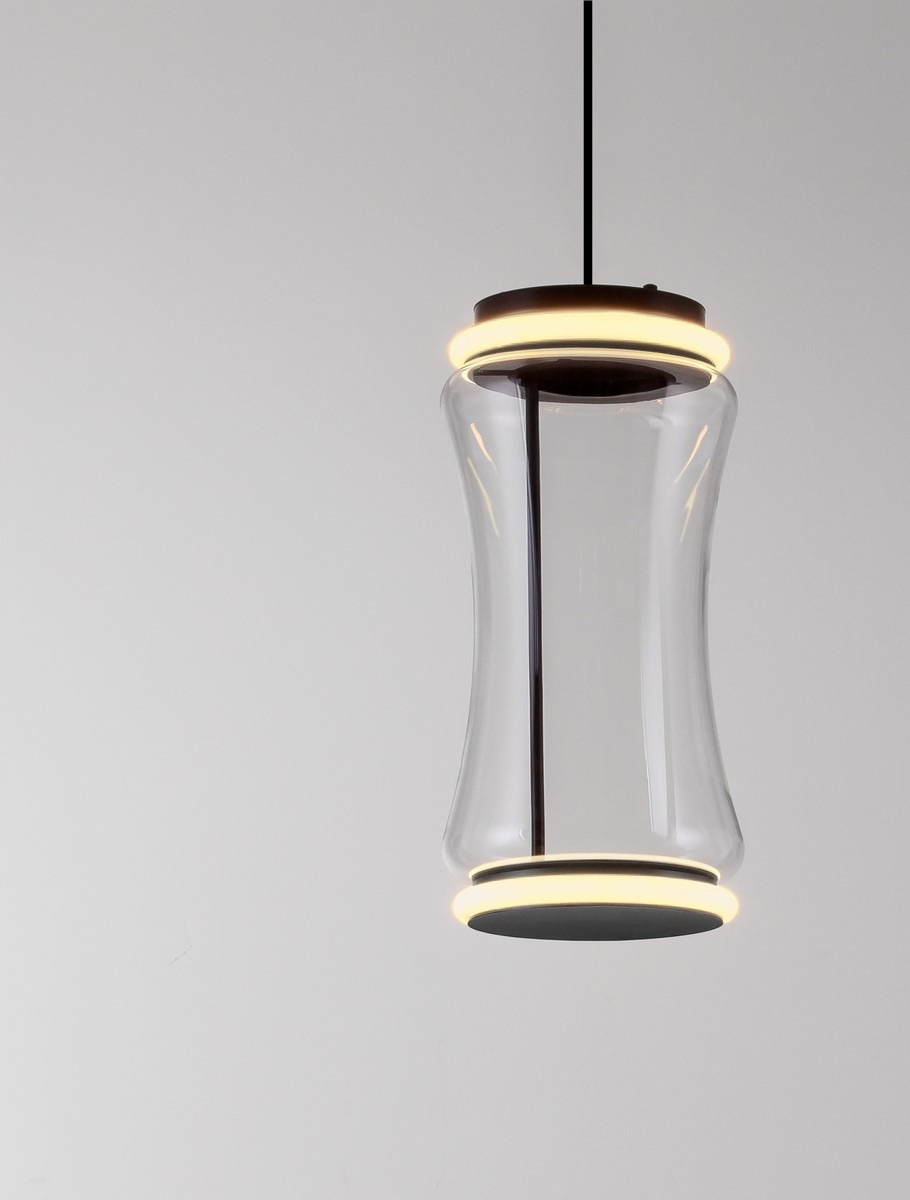 Lampa wisząca Abancay z dwoma źródłami LED 21W w kolorze czarnym, o szklanym kloszu w kształcie butelki i czarnej podstawie. Zawieszona na cienkim przewodzie, emituje ciepłe światło, idealna do nowoczesnych wnętrz.
