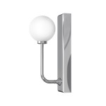 Kinkiet Ero Parette Cromo IP44 z chromowanym wykończeniem, pojedyncza oprawa z białą, okrągłą kulą. Zainstalowany na prostokątnej, błyszczącej podstawie, z elastycznym ramieniem. Idealny do wnętrz z nowoczesnym stylem.
