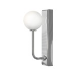 Kinkiet Ero Parette Cromo IP44 z chromowanym wykończeniem, z okrągłą, matową białą kulą i prostokątną podstawą. Ujęcie z boku, montowany na ścianie, z widocznym mocowaniem. Idealny do nowoczesnych wnętrz.