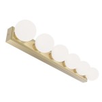 Lampa sufitowa Merino Parette Old Gold, z sześcioma oprawami G9, umieszczona na złotej, prostokątnej podstawie. Kuliste klosze w białym kolorze, zamontowane w linii, emitują miękkie światło. Kąt ujęcia: z boku.