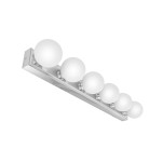 Lampa sufitowa Merino Parette Cromo 60 IP44 w kolorze chromu z sześcioma kulistymi kloszami z matowego szkła, zamontowana na prostokątnej podstawie. Produkt w ujęciu frontalnym, na białym tle.