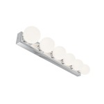 Lampa sufitowa Merino Parette Cromo 60 IP44 w kolorze chromu z sześcioma okrągłymi kloszami z mlecznego szkła. Ujęcie z boku, z zamontowanym oświetleniem. Minimalistyczny design, idealna do nowoczesnych wnętrz.