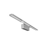 Kinkiet LED Luce Parette Cromo 62 IP44 o mocy 11W w wykończeniu chromowanym. Posiada smukły, prostokątny kształt z osłoną na źródło światła. Zainstalowany na ścianie, z możliwością regulacji temperatury barwowej. Tło białe, minimalistyczne.