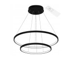 Lampa wisząca Lynx w kolorze czarnym, z dwoma okrągłymi pierścieniami. Zawieszona na cienkich linkach, z pilotem do zdalnego sterowania. Źródło światła LED 64W CCT. Ujęcie z boku, na prostym tle.