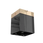 Lampa sufitowa Cubo Nero Gold z kloszem w kształcie sześcianu, wykonana z czarnego szkła z połyskującym złotym wykończeniem na górze. Umieszczona w pozycji wiszącej, z widocznym miejscem na żarówkę G9.