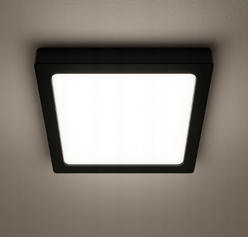 Panel LED natynkowy kwadratowy o wymiarach 21x21 cm, mocy 18W, w kolorze czarnym. Zainstalowany na suficie, z białą, matową osłoną, emitującą światło o temperaturze 4000K. Produkt widoczny z góry, ukazujący jego minimalistyczny design.