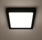Panel LED natynkowy kwadratowy o wymiarach 21x21 cm, mocy 18W, w kolorze czarnym. Zainstalowany na suficie, z białą, matową osłoną, emitującą światło o temperaturze 4000K. Produkt widoczny z góry, ukazujący jego minimalistyczny design.