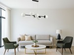 Lampa wisząca Bali w kolorze czarnym, z sześcioma oprawami na żarówki E27. Posiada kuliste, mleczne klosze rozmieszczone na metalowej konstrukcji. Zawieszona w nowoczesnym wnętrzu, nad okrągłym stołem.