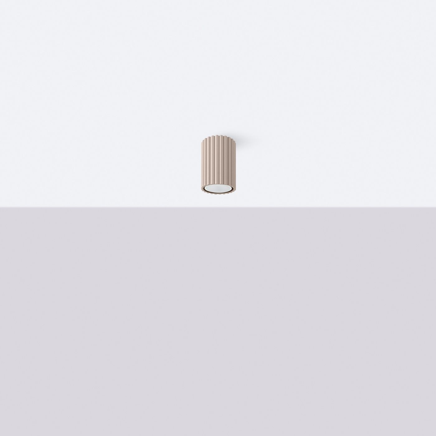 Lampa sufitowa Karbon 10 w kolorze taupe, z pojedynczym gniazdem GU10. Ma cylindryczny kształt z żłobieniami, zamontowana na białym suficie. Tło w jasnym odcieniu szarości podkreśla minimalistyczny design lampy.