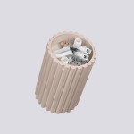 Lampa sufitowa Karbon 10 l, kolor taupe, z wyraźnym, żebrowanym kształtem. Widok z góry, ukazujący wnętrze z gniazdem na żarówkę GU10, białymi przewodami i elementami montażowymi. Tło w jasnym, neutralnym odcieniu.