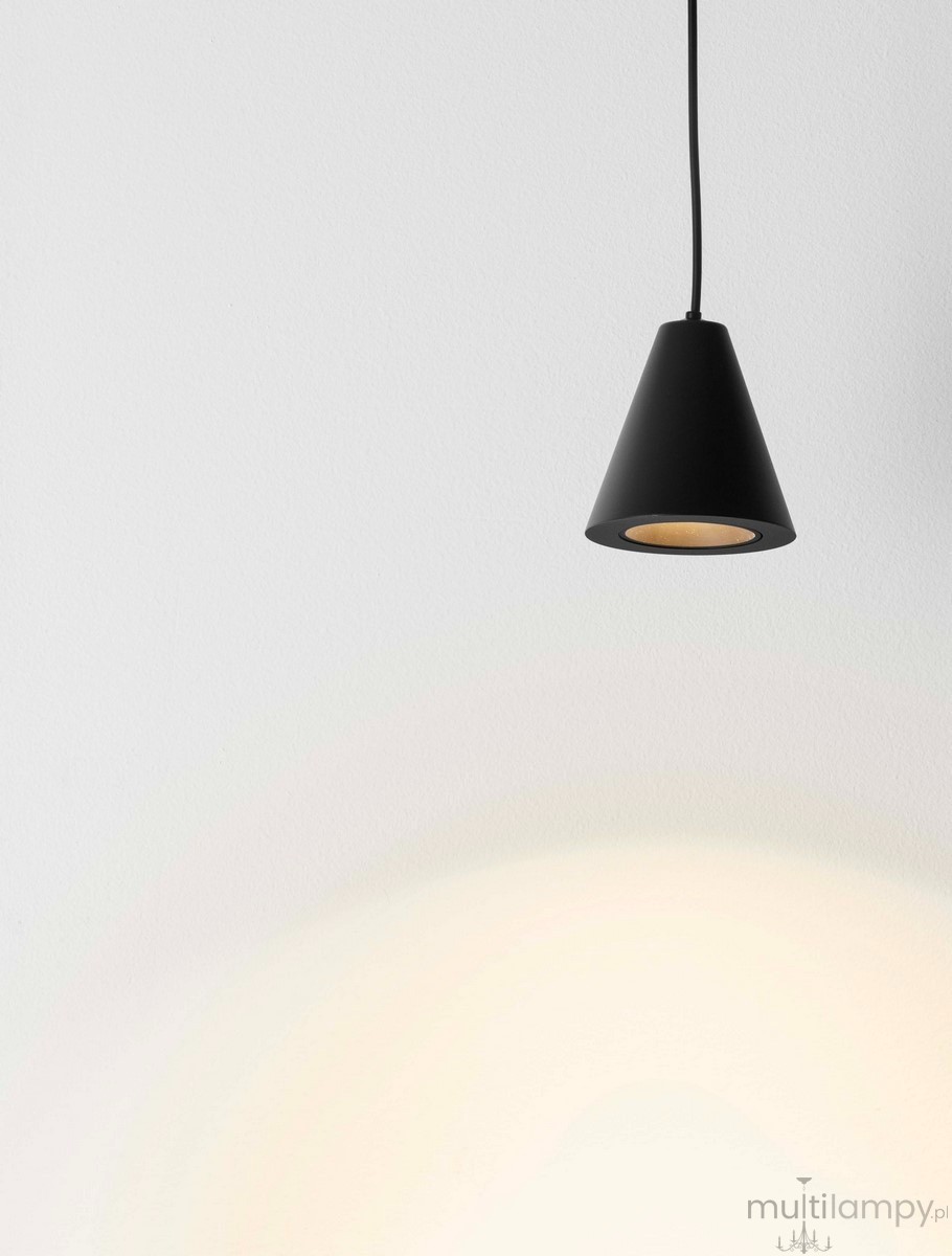 Czarna lampa wisząca Achocalla o kształcie stożkowym, z wbudowanym źródłem światła LED 5W, zawieszona na cienkim przewodzie. Widoczny metaliczny klosz z wewnętrzną złotą powłoką, emitujący miękkie światło na jasnym tle.