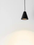 Czarna lampa wisząca Achocalla o kształcie stożkowym, z wbudowanym źródłem światła LED 5W, zawieszona na cienkim przewodzie. Widoczny metaliczny klosz z wewnętrzną złotą powłoką, emitujący miękkie światło na jasnym tle.