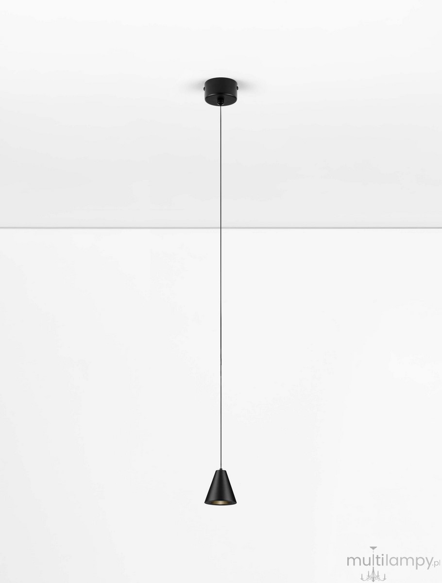 Lampa wisząca Achocalla w kolorze czarnym z metalowym kloszem w kształcie stożka. Zawieszona na cienkim przewodzie, z widoczną żarówką LED 5W. Prosta forma, minimalistyczny design, umieszczona na białym tle.