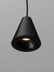 Czarna lampa wisząca Achocalla z żarówką LED 5W, w kształcie stożka. Widok z góry, ukazujący otwór, przez który wydobywa się światło. Tekstura matowa, zawieszona na cienkim przewodzie, na jednolitym tle.
