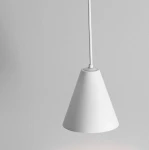 Lampa wisząca Achocalla z białym kloszem w kształcie stożka, wykonana z materiału o matowej teksturze. Zawieszona na białym przewodzie, z jedną żarówką LED 5W. Produkt przedstawiony w ujęciu frontalnym na jednolitym tle.