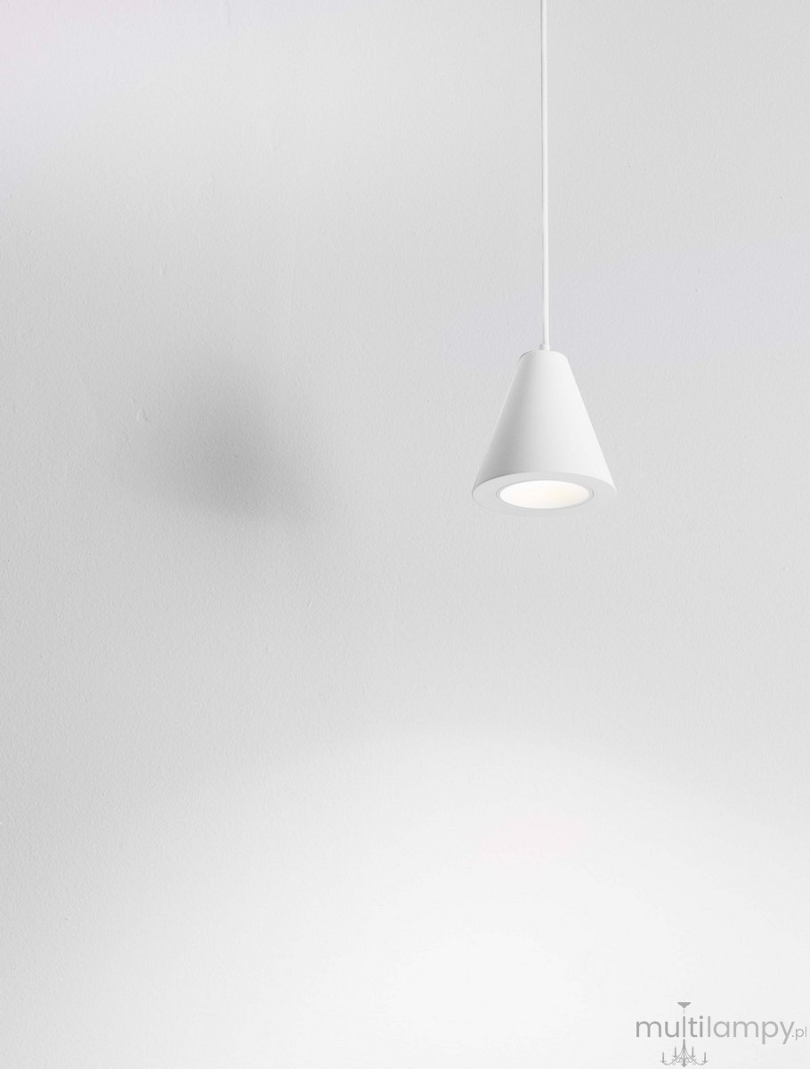 Lampa wisząca Achocalla w kolorze białym, o kształcie stożka, zawieszona na cienkim przewodzie. Posiada 1 źródło światła LED o mocy 5W. Tło proste, jasne, podkreślające minimalistyczny design lampy.