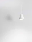 Lampa wisząca Achocalla w kolorze białym, o kształcie stożka, zawieszona na cienkim przewodzie. Posiada 1 źródło światła LED o mocy 5W. Tło proste, jasne, podkreślające minimalistyczny design lampy.