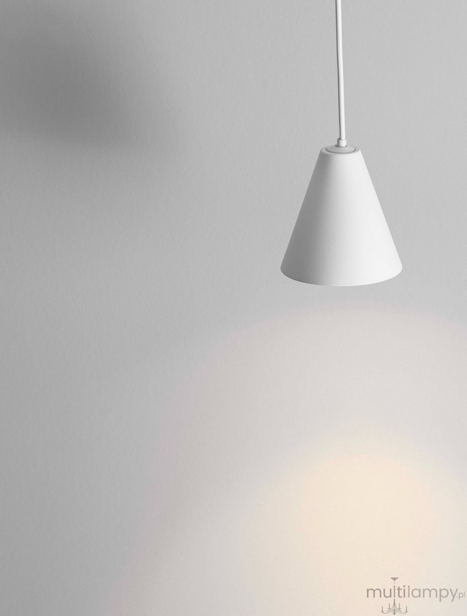Lampa wisząca Achocalla w kolorze białym, z kloszem w kształcie stożka, zawieszona na cienkim przewodzie. Wbudowane źródło światła LED 5W emituje ciepłe światło. Tło w odcieniu szarości, podkreślające minimalistyczny design lampy.