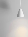 Lampa wisząca Achocalla w kolorze białym, z kloszem w kształcie stożka, zawieszona na cienkim przewodzie. Wbudowane źródło światła LED 5W emituje ciepłe światło. Tło w odcieniu szarości, podkreślające minimalistyczny design lampy.