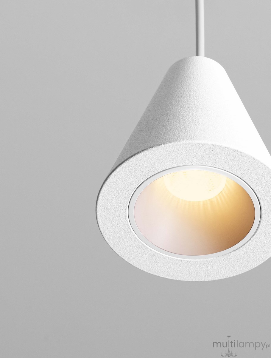 Biała lampa wisząca Achocalla o kształcie stożka, wykonana z teksturowanego materiału. Ujęcie z dołu, ukazujące żarówkę LED 5W w centralnej części. Tło jasnoszare, prosty design, idealna do nowoczesnych wnętrz.