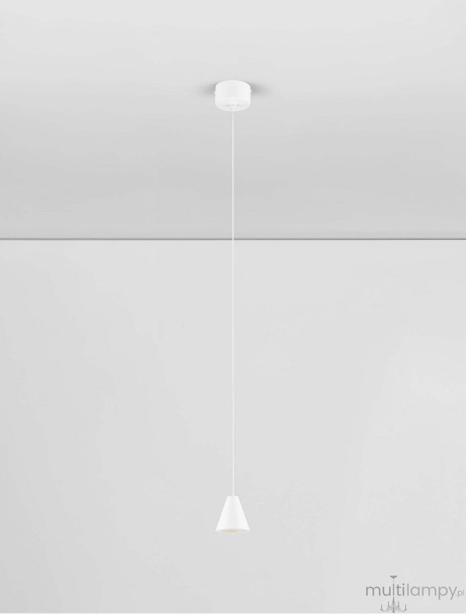 Lampa wisząca Achocalla z białym kloszem w kształcie stożka, zawieszona na cienkim sznurze. Źródło światła LED 5W. Prosta, minimalistyczna forma, doskonała do nowoczesnych wnętrz, na jednolitym, jasnym tle.