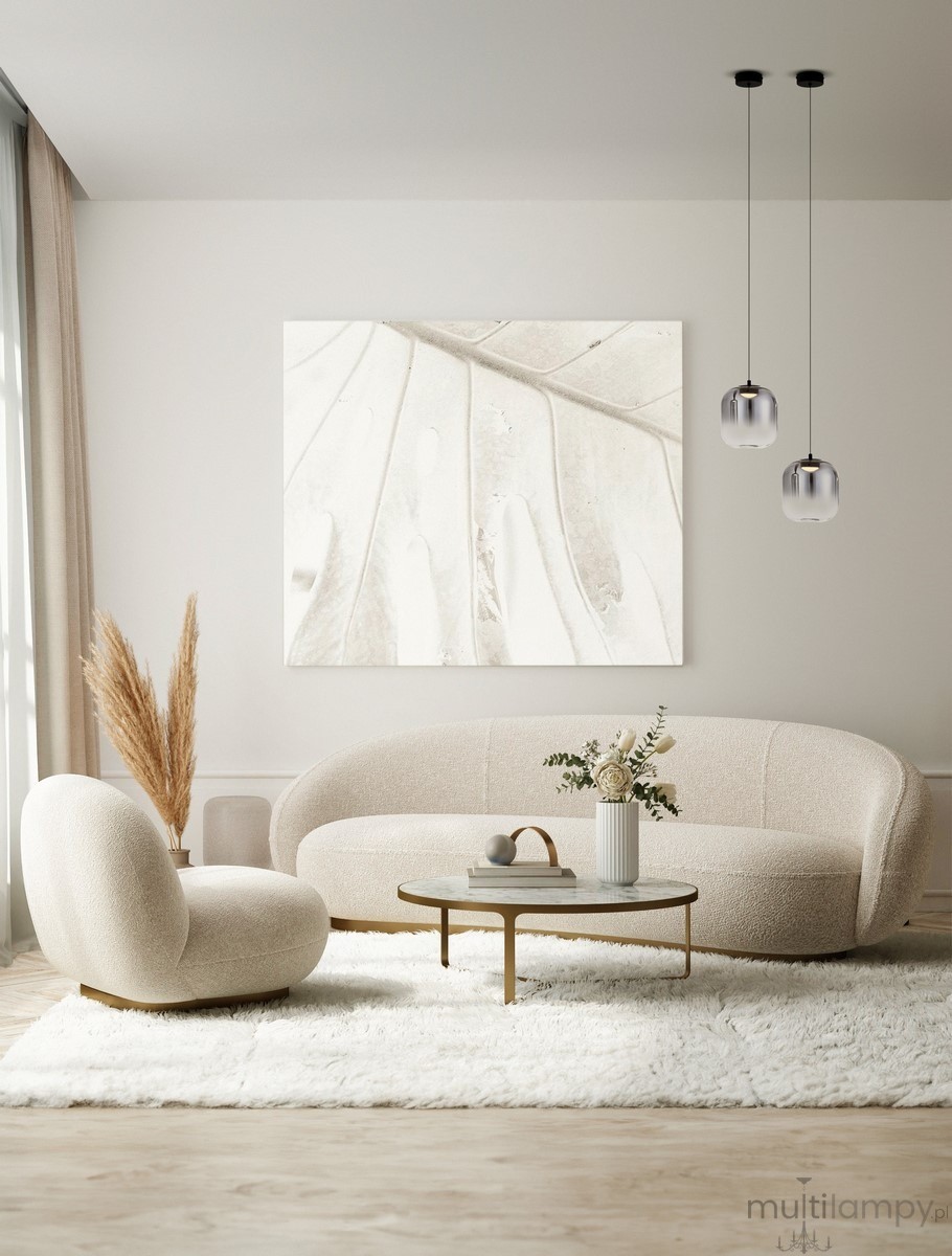 Czarna lampa wisząca Anuco z 1xLED 3W, zawieszona w parze, z przezroczystymi kloszami. Lampa umieszczona w nowoczesnym wnętrzu z jasnymi meblami, na tle obrazu. Długość zawieszenia ukazuje elegancki styl oświetlenia.