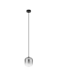 Czarna lampa wisząca Anuco z jedną żarówką LED 3W, zawieszona na cienkim czarnym przewodzie. Klosz o okrągłym kształcie, w górnej części lekko przezroczysty, z metalicznym wykończeniem. Prosty design, idealna do nowoczesnych wnętrz.