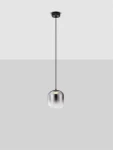Lampa wisząca Anuco w kolorze czarnym, z pojedynczym źródłem światła LED 3W. Klosz w kształcie szklanej kuli, zawieszony na czarnym przewodzie. Prosty design, idealna do nowoczesnych wnętrz.