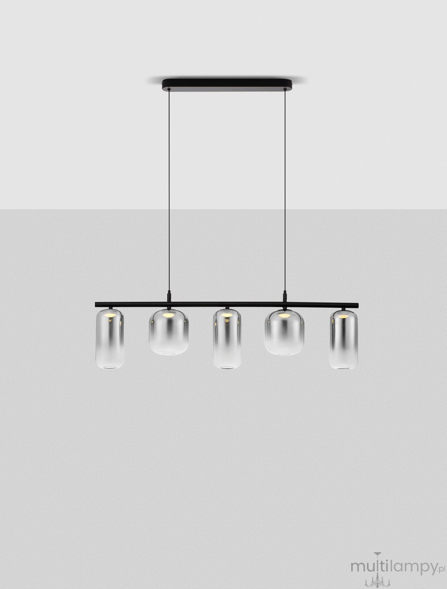 Lampa wisząca Anuco 5xLED 19W w czarnej oprawie, z pięcioma szklanymi kloszami w kształcie cylindrów. Montowana na prostokątnej podstawie, zawieszona na dwóch cienkich linkach. Tło w jasnym kolorze, co podkreśla elegancję lampy.