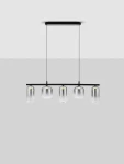 Lampa wisząca Anuco 5xLED 19W w czarnej oprawie, z pięcioma szklanymi kloszami w kształcie cylindrów. Montowana na prostokątnej podstawie, zawieszona na dwóch cienkich linkach. Tło w jasnym kolorze, co podkreśla elegancję lampy.