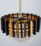 Lampa wisząca Bilbao 4xE27 w kolorze złotym i czarnym, o okrągłej konstrukcji z elementami szklanymi. Widoczne czarne, metalowe rurki oraz kryształowe detale u dołu. Zawieszona na łańcuszku, z eleganckim wykończeniem.