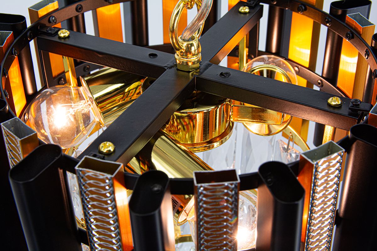 Lampa wisząca Bilbao z trzema oprawami E14, w kolorze złotym i czarnym. Ujęcie z góry, ukazujące metalowy stelaż z dekoracyjnymi elementami oraz widoczne żarówki. Wykończenie w stylu nowoczesnym, z akcentami błyszczącymi i matowymi.