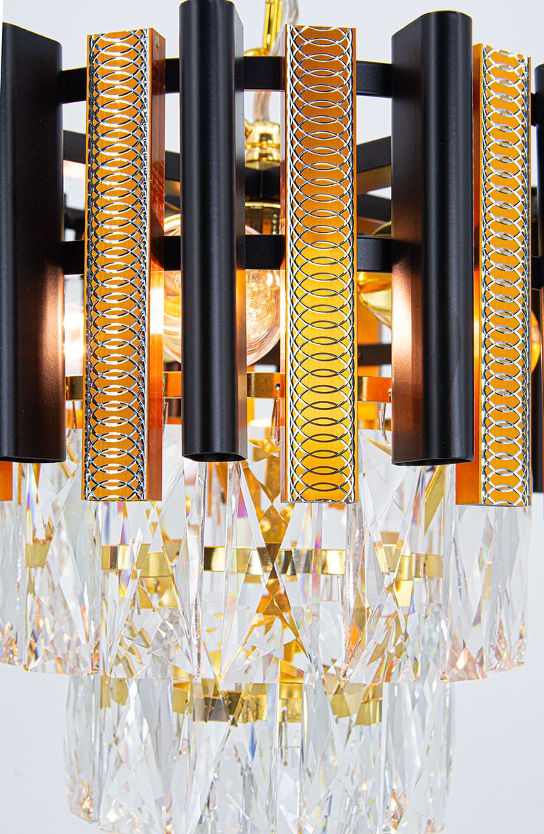 Lampa wisząca Bilbao 3xE14 w kolorze złotym i czarnym, z metalowymi elementami w kolorze czarnym oraz dekoracyjnymi wstawkami w złocie. Wyposażona w przezroczyste kryształowe zawieszenia, widoczna z bliska, podkreślająca detale konstrukcji.