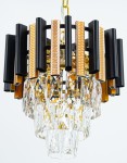 Lampa wisząca Bilbao 3xE14 w kolorze złotym i czarnym. Posiada dekoracyjne, metalowe elementy w odcieniach czerni i złota oraz przezroczyste kryształowe zwisy w kształcie prostopadłościanów, tworzące efektowną dekorację.