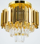 Lampa sufitowa Valetta w złotym kolorze, z czterema miejscami na żarówki E27. Elementy metalowe w formie prostokątów oraz kryształowe detale, odbijające światło, tworzą elegancki design. Ujęcie z dołu, ukazujące szczegóły konstrukcji.